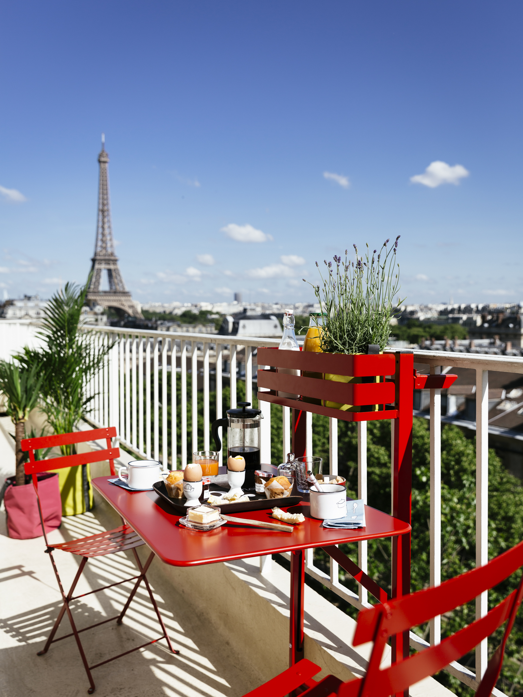 table balcon, mobilier balcon, mobilier Fermob, balcon parisien, petite table metal, table pliante, table rabattable, chaise pliante